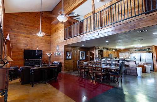 Sabinal House | Large Lodge located in Mountain Valley