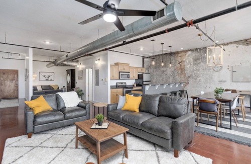 Springfield Apartment | Large loft apartment with Wifi and AC in Springfield