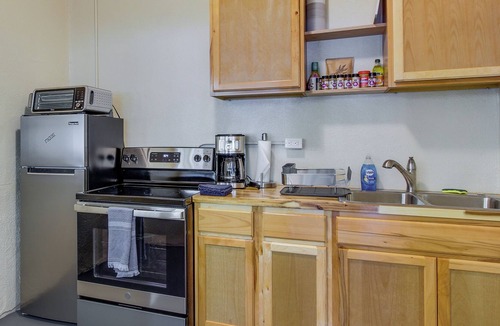 Oakridge Apartment | Large Loft-Style Studio in Uptown Oakridge