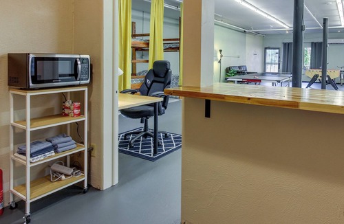 Oakridge Apartment | Large Loft-Style Studio in Uptown Oakridge