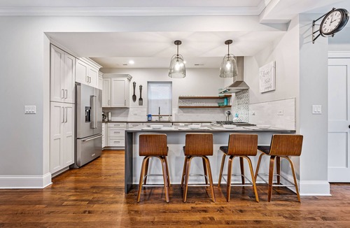 Wrigleyville House | LARGE LUX 6BD, 4BA HOME +garage & patio