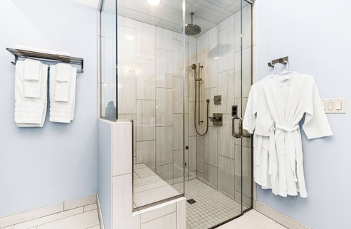 Downtown - Waterfront Condo | Large Lux Condo, Private, Lakeview, Canal Park, Game Tables, Sleeps 8