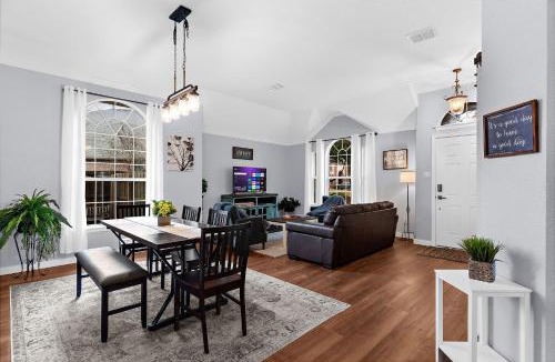 Allen House | Large Luxury 4-BR Home EPIC GameRoom! Lighted Deck & Grill!