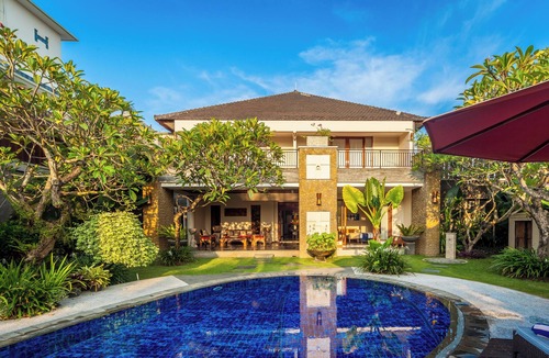 Kerobokan Villa | Large Luxury 5Br Pool Villa with Free Breakfast in Kuta!