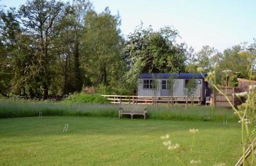 Belluton Ski Chalet | Large Luxury Shepherds Hut with Hot Tub nr Bath