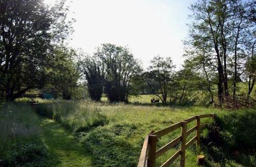 Belluton Ski Chalet | Large Luxury Shepherds Hut with Hot Tub nr Bath