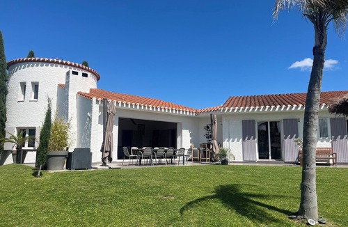 Pollestres Villa | Large Mediterranean Villa swimming pool Air-conditioned rooms for 10 people 4*.