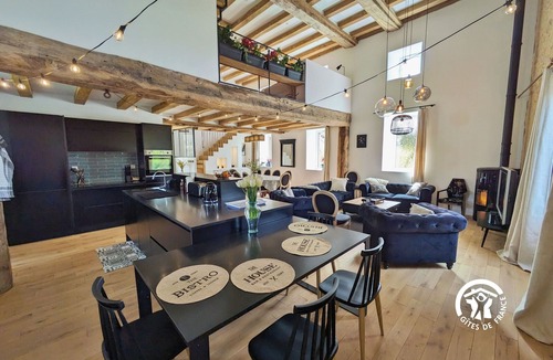 Entrammes Cottage | Large Mill for up to 12 with games, paddle and boat