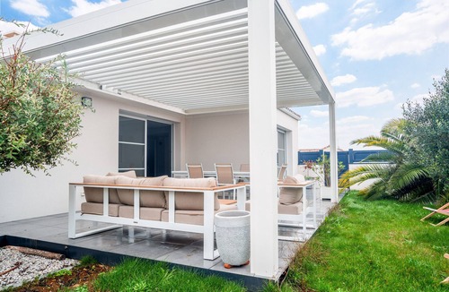 Saint-Vincent-sur-Jard Ski Chalet | Large modern house for 6 - Garden