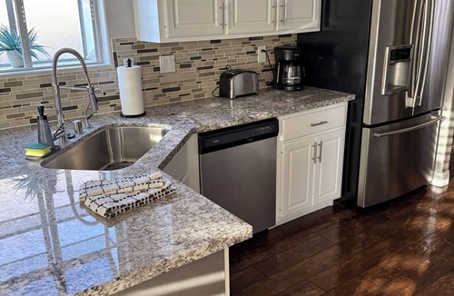 Las Vegas House | Large modern 2 story house with first floor master suite.