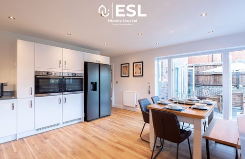 Uttoxeter House | Large Modern 4 Bedroom House, Sleeps 8, Parking