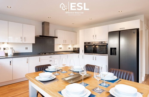 Uttoxeter House | Large Modern 4 Bedroom House, Sleeps 8, Parking