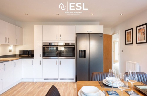 Uttoxeter House | Large Modern 4 Bedroom House, Sleeps 8, Parking