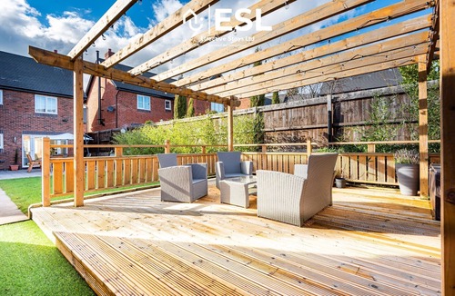 Uttoxeter House | Large Modern 4 Bedroom House, Sleeps 8, Parking