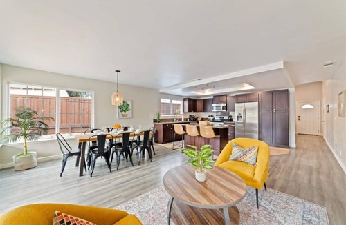 Citrus Heights House | Large Modern 4B2B * King bed *Pool * 70"TV