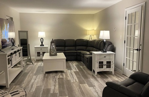 Brewer House | Large Modern Colonial Sleeps 12