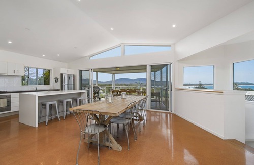 Crescent Head House | LARGE MODERN HOME, WATER VIEWS & CENTRAL LOCATION