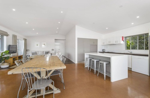 Crescent Head House | LARGE MODERN HOME, WATER VIEWS & CENTRAL LOCATION