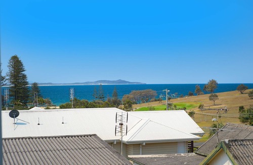 Crescent Head House | LARGE MODERN HOME, WATER VIEWS & CENTRAL LOCATION