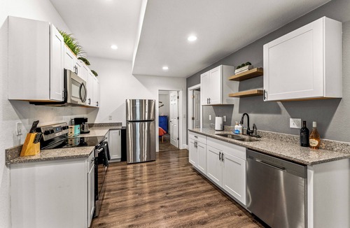 Dayton Triangle Apartment | Large & Modern Home Base | King Beds