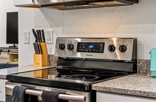 Dayton Triangle Apartment | Large & Modern Home Base | King Beds