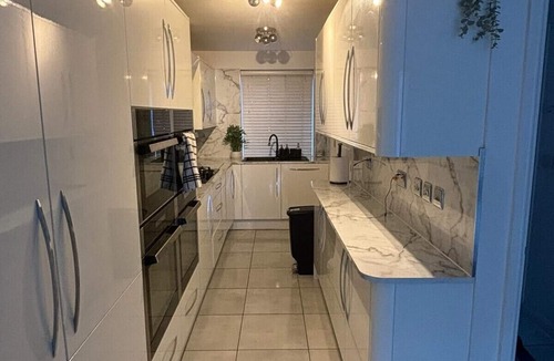 Stone House | Large Modern House Ideal for Work Stays & Groups