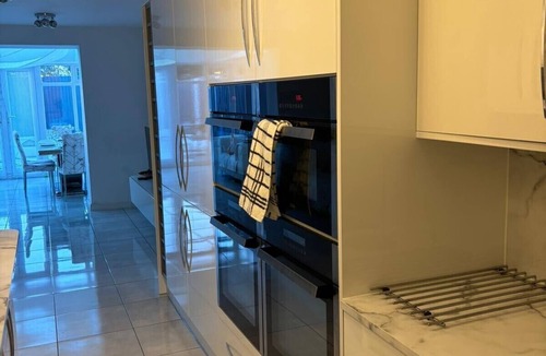 Stone House | Large Modern House Ideal for Work Stays & Groups