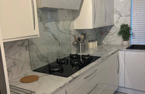 Stone House | Large Modern House Ideal for Work Stays & Groups