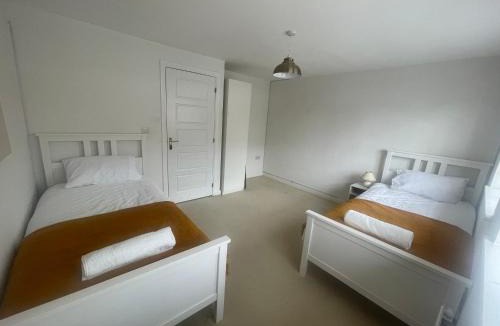 Stone House | Large Modern House Ideal for Work Stays & Groups