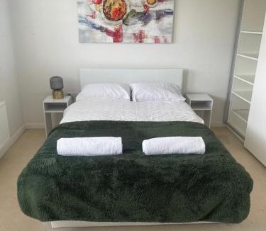 Stone House | Large Modern House Ideal for Work Stays & Groups