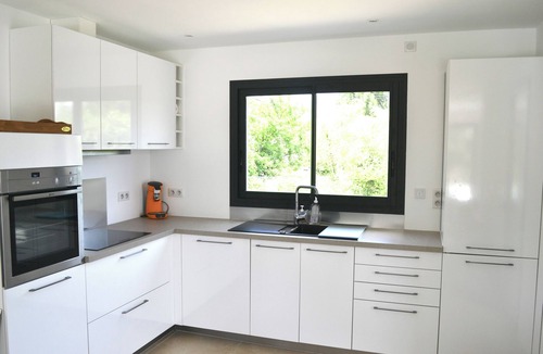 Cagnes-sur-Mer Villa | Large modern villa with swimming pool.