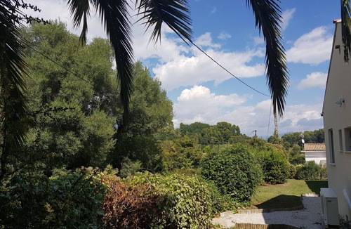 Cagnes-sur-Mer Villa | Large modern villa with swimming pool.