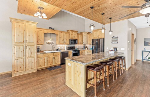Lindstrom Cabin | Large Multi-generational lakefront Cabin|HUGE GAMEROOM☆