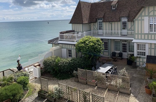 Langrune-sur-Mer Villa | Large Norman house right by the sea on the landing beaches