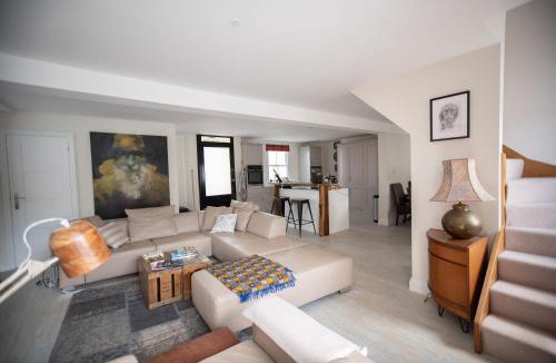 Calstock House | Large Open Plan Cottage with Balcony BBQ Area