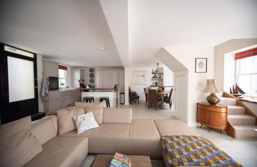 Calstock House | Large Open Plan Cottage with Balcony BBQ Area