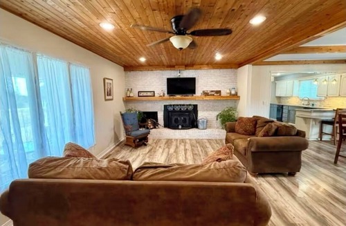 Jenkins House | Large pet friendly country home