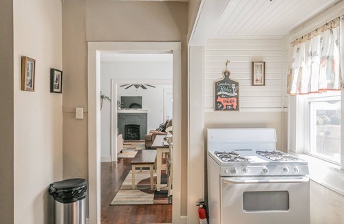 Fort Worth Cultural District House | Large Pet Friendly House Walking Distance To Will Rodgers Stadium/Dickies Arena
