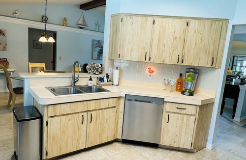 Spring Hill House | Large Pool Clean & Comfortable Fast WIFI KING Beds!