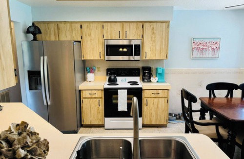 Spring Hill House | Large Pool Clean & Comfortable Fast WIFI KING Beds!