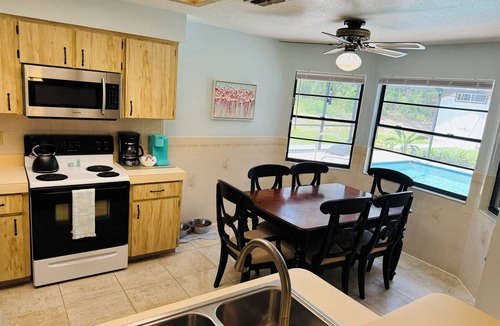 Spring Hill House | Large Pool Clean & Comfortable Fast WIFI KING Beds!