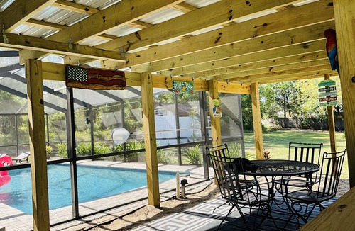 Spring Hill House | Large Pool Clean & Comfortable Fast WIFI KING Beds!
