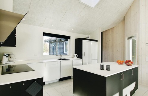 Fjellerup House | Large pool house for sporty active people in Fjellerup Strand.