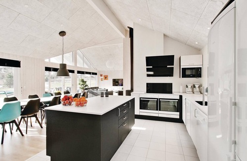 Fjellerup House | Large pool house for sporty active people in Fjellerup Strand.