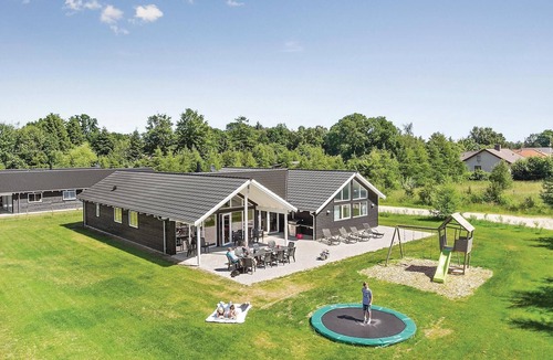 Fjellerup House | Large pool house for sporty active people in Fjellerup Strand.