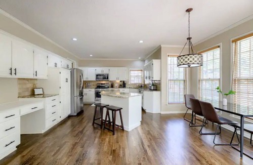 Olathe House | Large pool house perfect for large family gathering