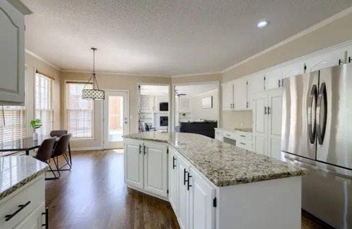 Olathe House | Large pool house perfect for large family gathering