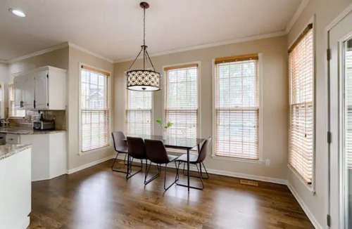 Olathe House | Large pool house perfect for large family gathering