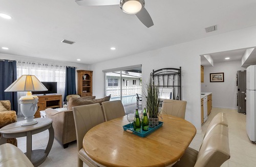 Santa Barbara Estates Apartment | Large Poolside 1 bedroom with laundry