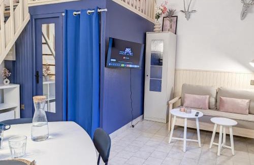 Tours Apartment | Large practical studio with parking in front of the entrance
